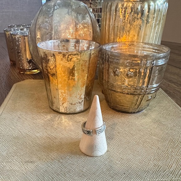 NEW ring silvery ring
size 6.0
Mix and match
silvery metal
Ornate, vintage look - Picture 2 of 2